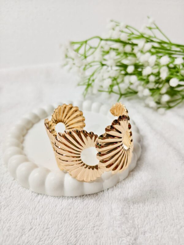 Round flower shape kada