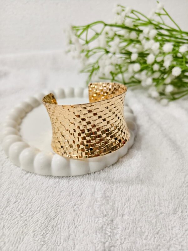 Cuff shape pattern kada