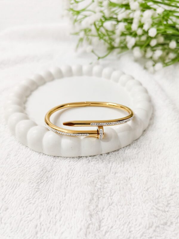 Nail bracelet with diamond