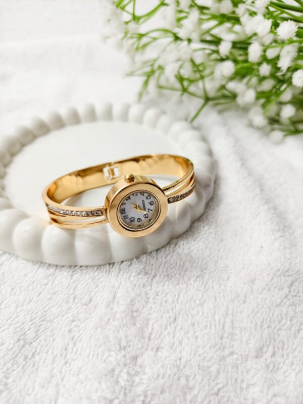 Watch with Kada round dial