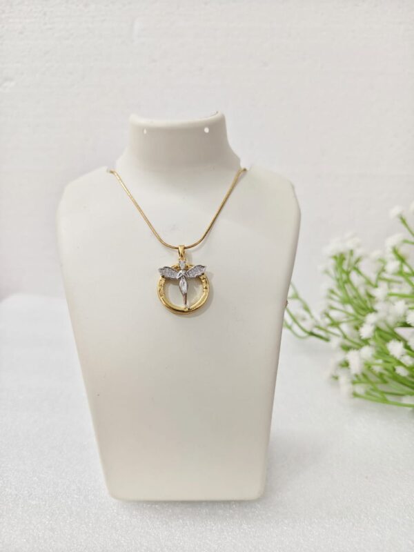 Wings round shape pendant chain